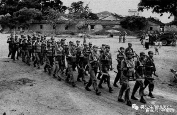 兩軍並行，解放軍去與敵軍商量合編成一支部隊，敵軍官居然同意了