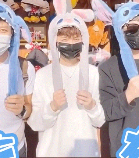 鹿晗鄧超陳赫同遊迪士尼,剪了頭髮的鹿晗完全看不出有30歲 鹿晗鄧超陳赫同遊迪士尼,剪了頭髮的鹿晗完全看不出有30歲