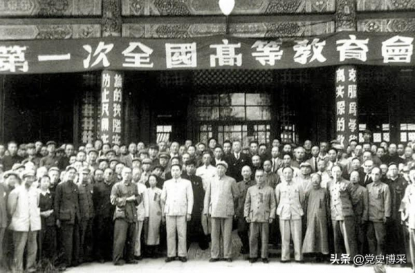 建國初期,林彪接替周恩來主持軍委工作,建議抽調大批幹部輪流入學,得到毛澤東的肯定和批准 建國初期,林彪接替周恩來主持軍委工作,建議抽調大批幹部輪流入學,得到毛澤東的肯定和批准