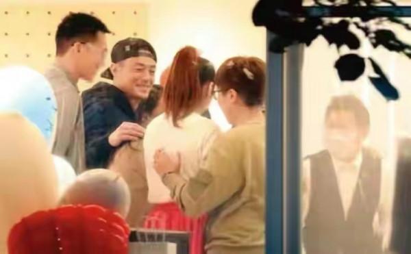 林心如女兒生日趴曝光！小海豚罕露臉被團寵，燙捲髮戴蝴蝶結好美