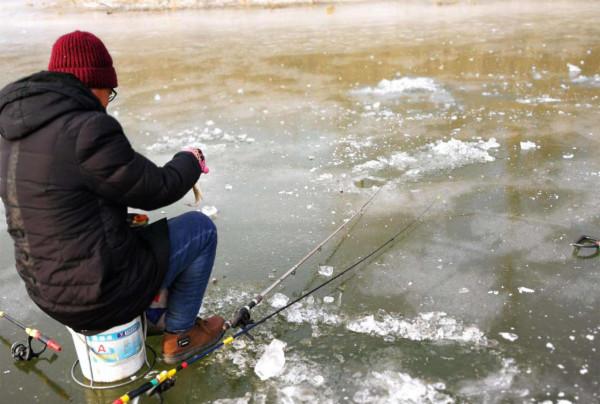冬季釣鯽魚,找魚窩很重要,學會這三個技巧,輕鬆找到魚窩子 冬季釣鯽魚,找魚窩很重要,學會這三個技巧,輕鬆找到魚窩子