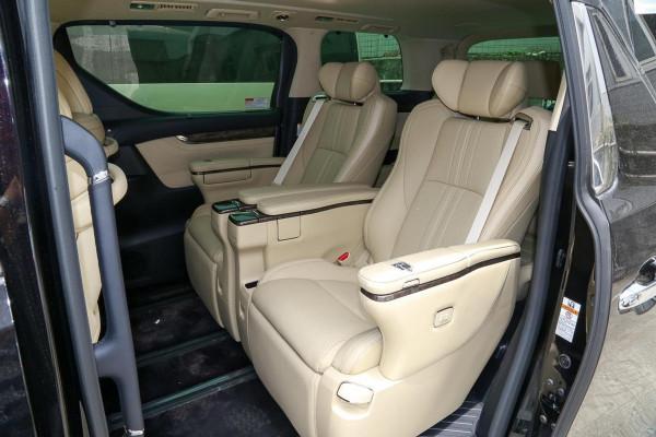 不加價的豐田“保姆車”，後排配航空座椅，油耗7.1L，實拍威爾法