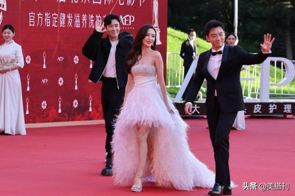 北影節群星薈萃！baby大紅裙超驚豔，周冬雨瘦過了，鞏皇氣場無敵