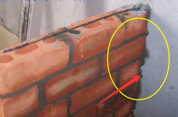 工人裝修砌牆沒有先開槽，業主看到氣得讓他走人，簡直就是毀房