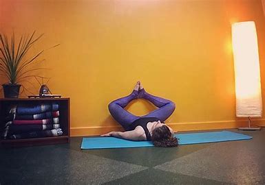 牆面上的陰瑜伽