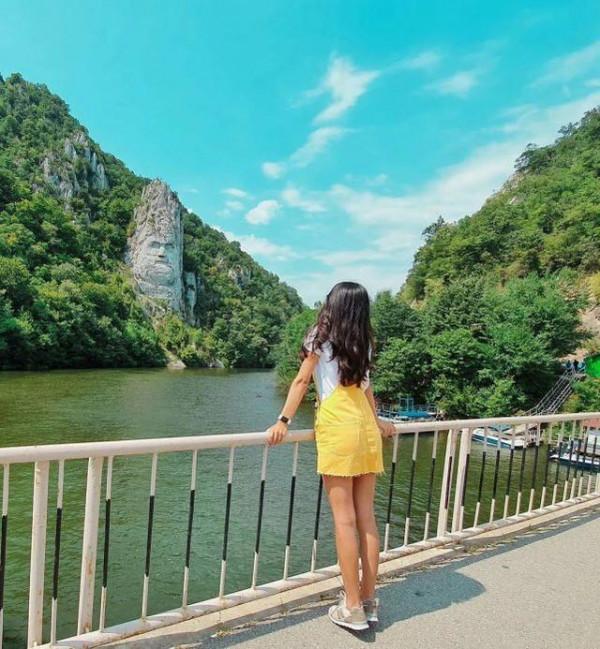 15巨像下面快樂做“小人”