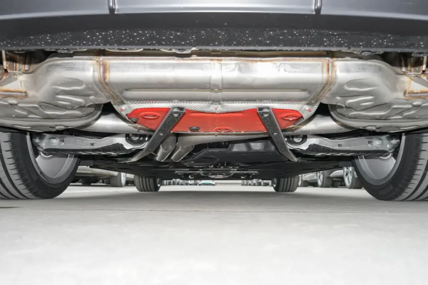 配6缸發動機可4.5秒破百，車長4954mm，真的是“西裝暴徒”？