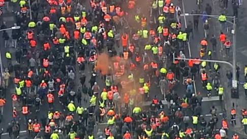 混亂!澳大利亞墨爾本又爆發抗議,建築工人“邊喊邊砸”…… 混亂!澳大利亞墨爾本又爆發抗議,建築工人“邊喊邊砸”……