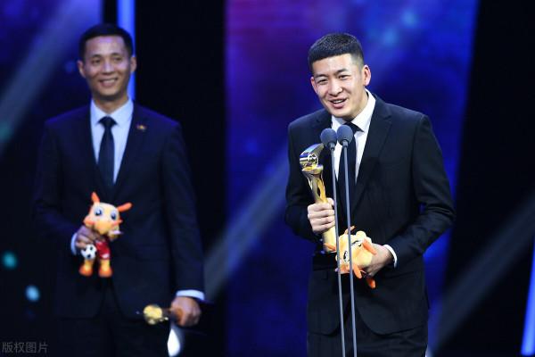 李霄鵬執教頗為不順，李磊透露留洋動機，張雷為中超裁判正名