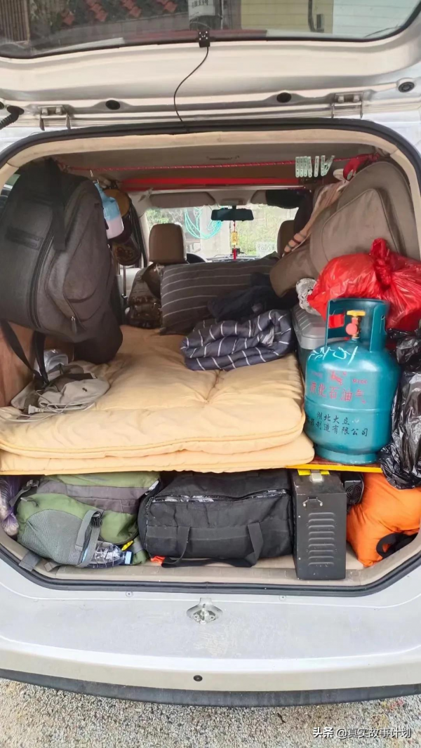 一場沒有目的地和歸期的野遊:病痛下,兩個50歲男人帶著吉他出發 一場沒有目的地和歸期的野遊:病痛下,兩個50歲男人帶著吉他出發