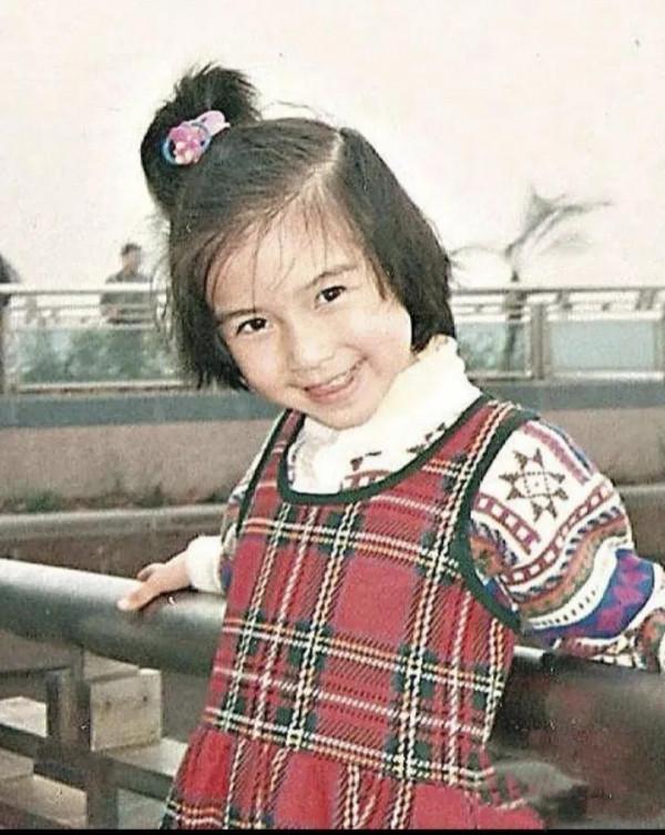 17位女星童年照,你能認出來誰?有人從小美到大,有人女大十八變 17位女星童年照,你能認出來誰?有人從小美到大,有人女大十八變