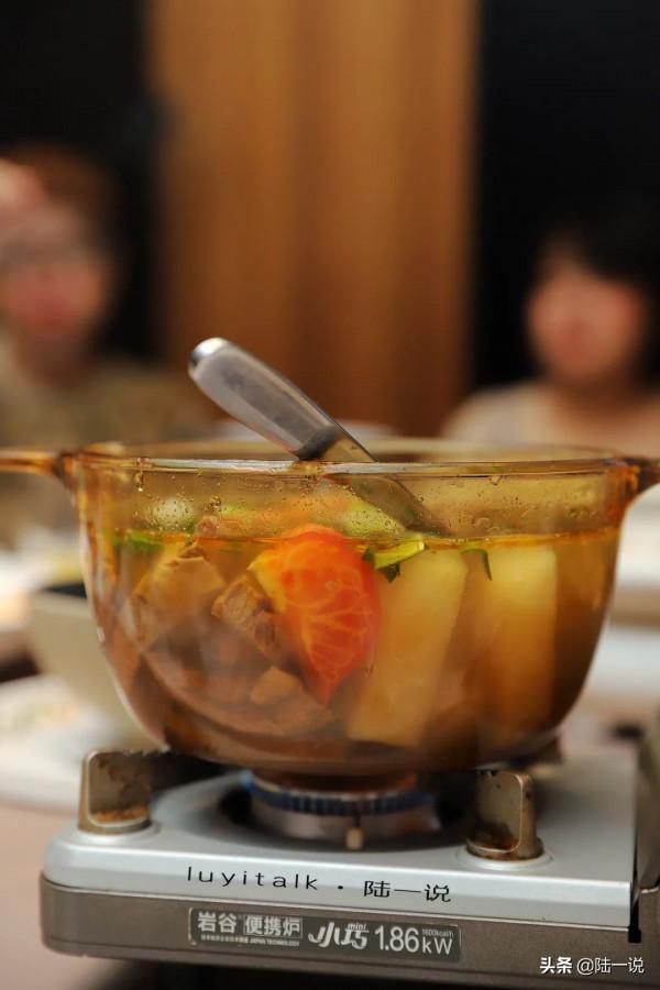 10人消費將近4000元，鮮松茸、大黃魚、羅氏蝦、私房牛肉都不錯