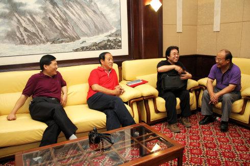 21年前，那個寧願去當名譽縣長也不和馮鞏合作的牛群，如今怎樣了