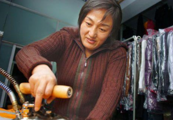 舉重冠軍鄒春蘭退役後如何了？當了一名搓澡工，還嫁給了還俗和尚