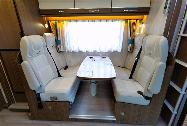 瑞弗房車熱銷產品V820依維柯雙拓展房車,優點到底有哪些? 瑞弗房車熱銷產品V820依維柯雙拓展房車,優點到底有哪些?