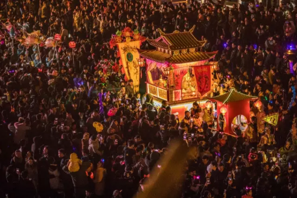 在浙江的燈影裡，搖醒一個春天