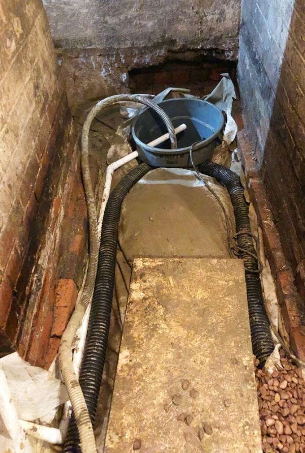 英國夫婦搬進一處房子,想要翻新地板,發現底下還有個地下室 英國夫婦搬進一處房子,想要翻新地板,發現底下還有個地下室