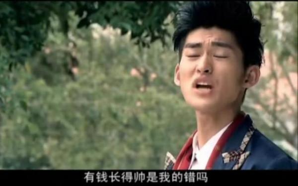 相貌平平卻出演絕世美男的8位男星，耍帥裝酷，誰讓你看得更尷尬