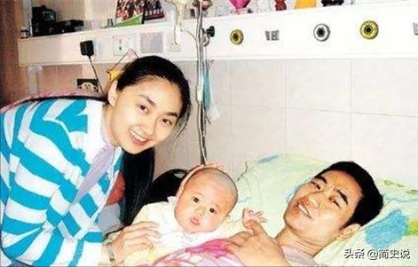 歌手叢飛夫婦相繼離世，兩個幼女成遺孤，15年後兩個女兒考入名校