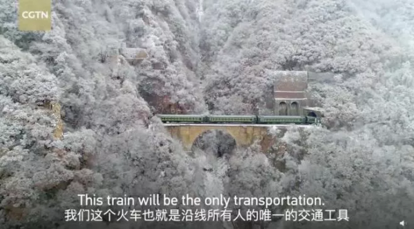 “中國最溫情火車”，1塊錢票價：有人賣菜吆喝，有人畫畫讀書…