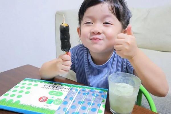 日本“紙箱寶寶”長大了！看過她爸媽的照片後，我酸了