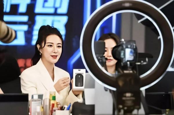 直播8小時賣不出貨，67歲的鳩摩智老臉丟盡，面子掛不住了