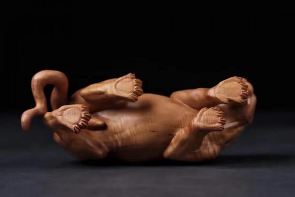 逼真非常的豹子，手工雕的！好漂亮的老山檀香作品