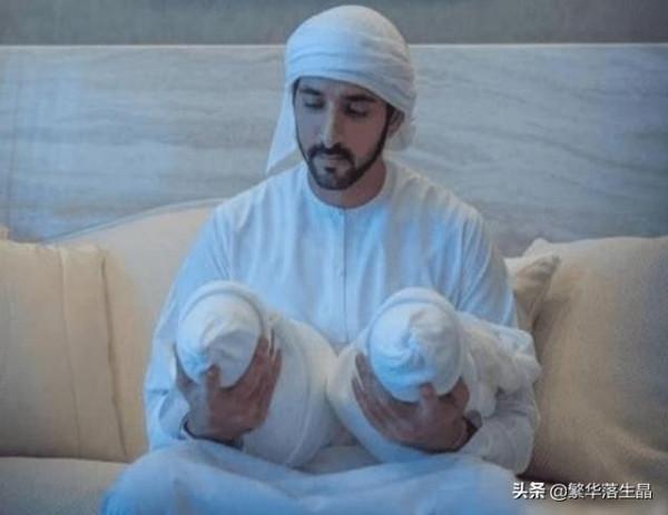 迪拜71歲國王抱著孫兒孫女出鏡,眼神望向孫兒,龍鳳胎地位差別大 迪拜71歲國王抱著孫兒孫女出鏡,眼神望向孫兒,龍鳳胎地位差別大