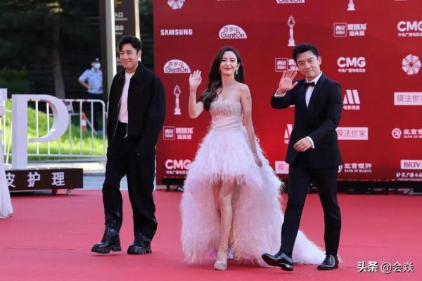北影節開幕紅毯爭奇鬥豔：佟麗婭白色羽毛長裙，楊穎紅心禮服裙