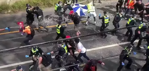 澳大利亞亂了!為反疫苗太瘋狂,抗議者圍攻警察,騎警街頭衝鋒 澳大利亞亂了!為反疫苗太瘋狂,抗議者圍攻警察,騎警街頭衝鋒