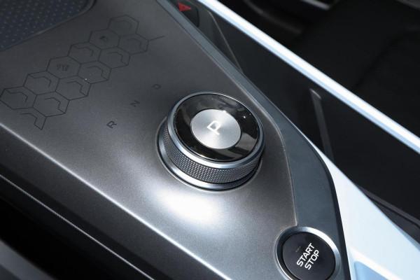 外觀時尚，續航可達550km，售價16&period;28萬，幾何C的冪方版如何？