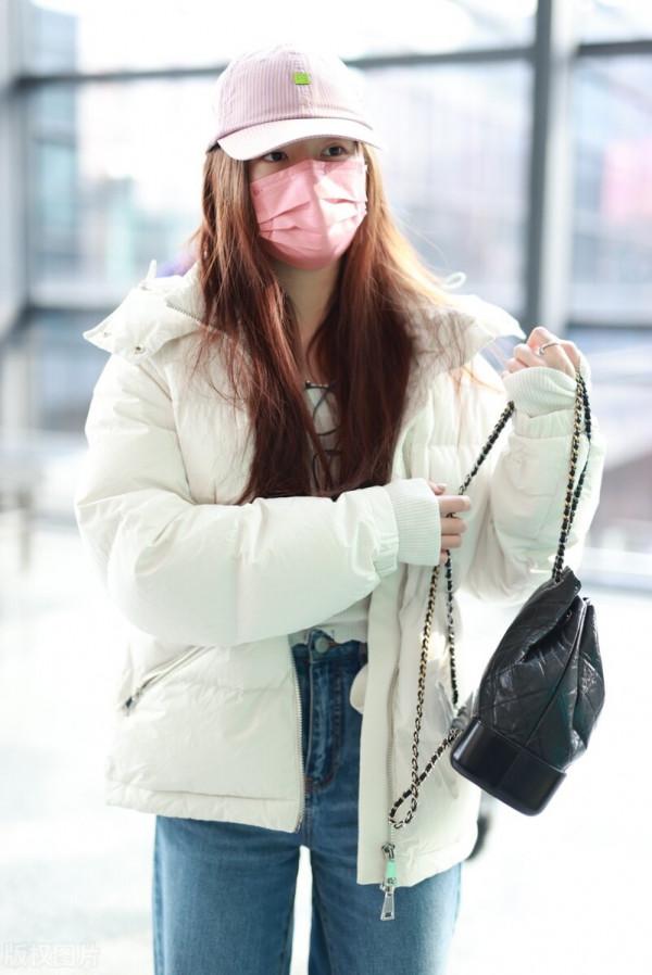 趙露思穿白色短款羽絨服搭配闊腿牛仔褲，甜美的可愛少女感
