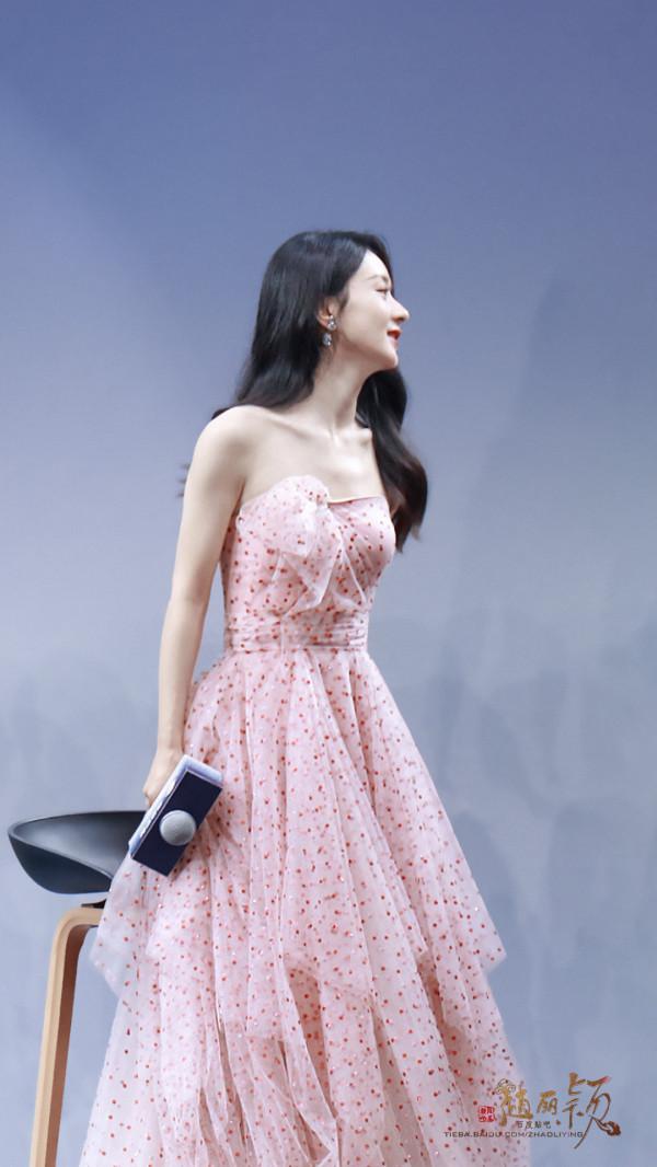 趙麗穎一身一字領蕾絲連衣裙，如花仙子好美好水靈
