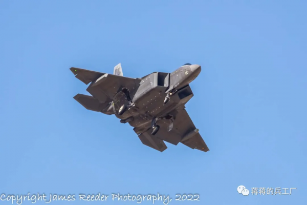 美國F-22戰鬥機機翼下現神秘吊艙，可能為強化猛禽趟路？