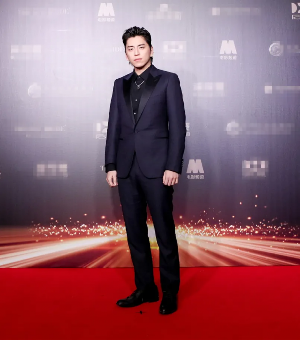 又來電影節紅毯，景甜黑白配帥瘋了，兩位娘娘差距大，劉燁好敢啊