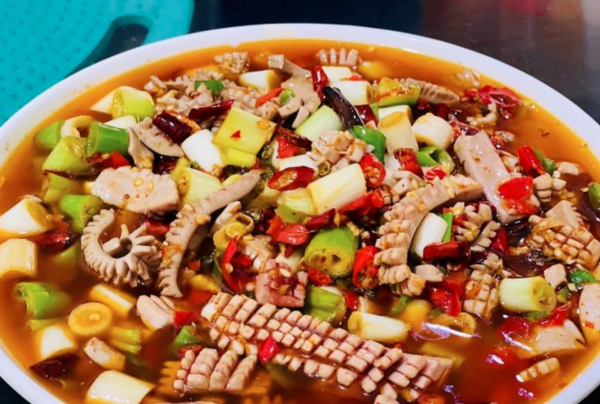 藏四川山溝裡的飯店，老闆女兒顏值線上，單身食客去就為一睹芳顏