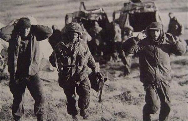 抗美援朝時敵軍用繩子拴在一起,這是啥戰術?志願軍如何巧抓俘虜 抗美援朝時敵軍用繩子拴在一起,這是啥戰術?志願軍如何巧抓俘虜