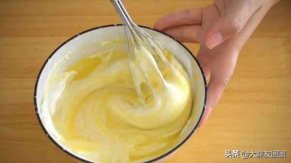 揭秘！紙杯蛋糕不開裂不塌陷的方法，軟撲撲，超級鬆軟