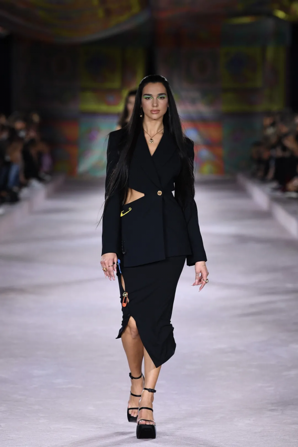 為Versace大秀開閉，Dua Lipa值得