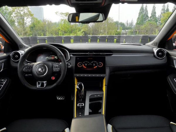 大尾翼+真排氣，年輕人專屬的運動家轎，10萬出頭就能買