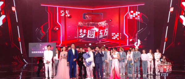 東方衛視跨年：54歲周慧敏狀態好，黃渤大跳迪斯科，沈騰搞笑出場