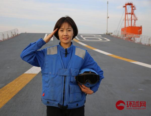 扛起幾十斤殲15繫留索的遼寧艦哈薩克族女兵:甲板面保障時刻保持高度警惕 扛起幾十斤殲15繫留索的遼寧艦哈薩克族女兵:甲板面保障時刻保持高度警惕