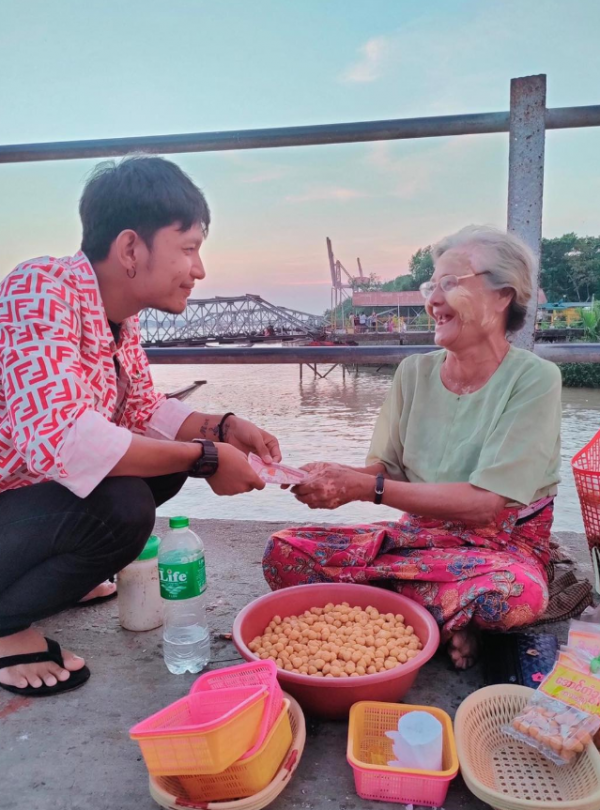 緬甸仰光、曼德勒、臘戌等多地街頭的這一幕幕，溫暖得讓人想哭