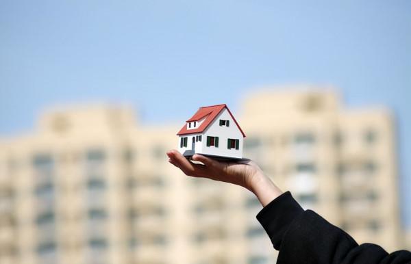 每個月收入達到多少，買一套總價100萬的房子才不會有壓力？