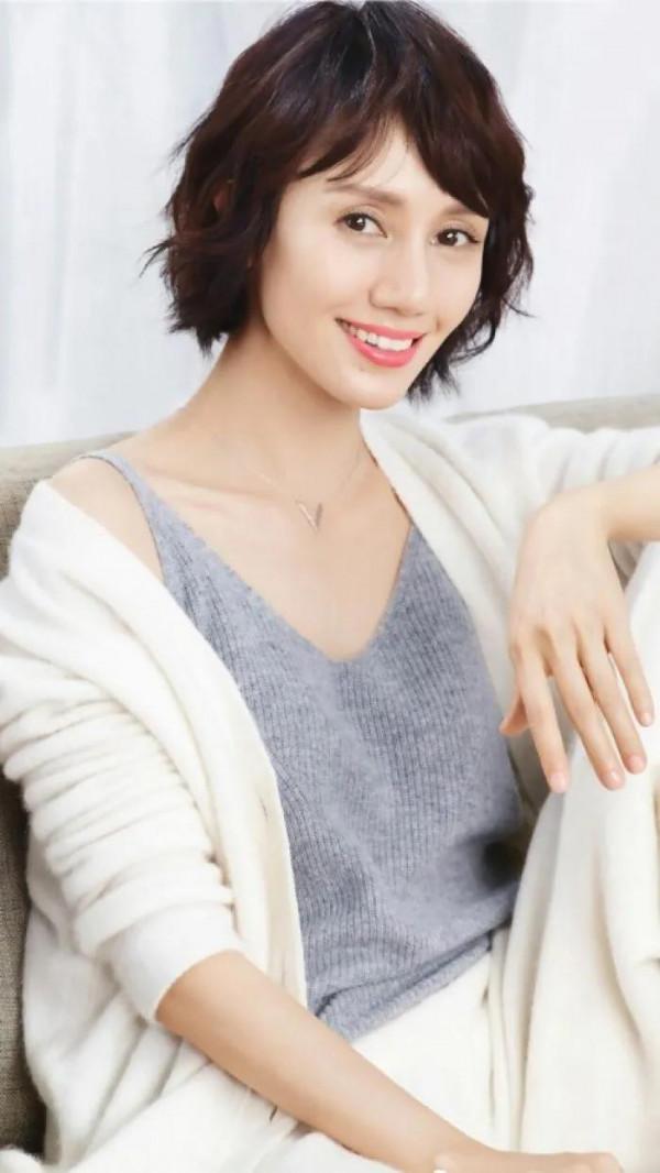 44歲袁泉真的好氣質，短髮微笑太迷人，不愧被稱為&OpenCurlyDoubleQuote;氣質女神&rdquo;