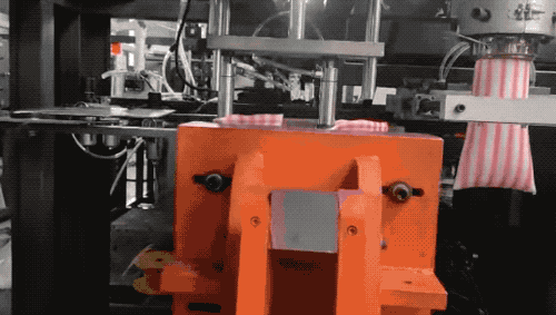 洗髮水的瓶底和牛奶瓶的提手，原來是吹出來的