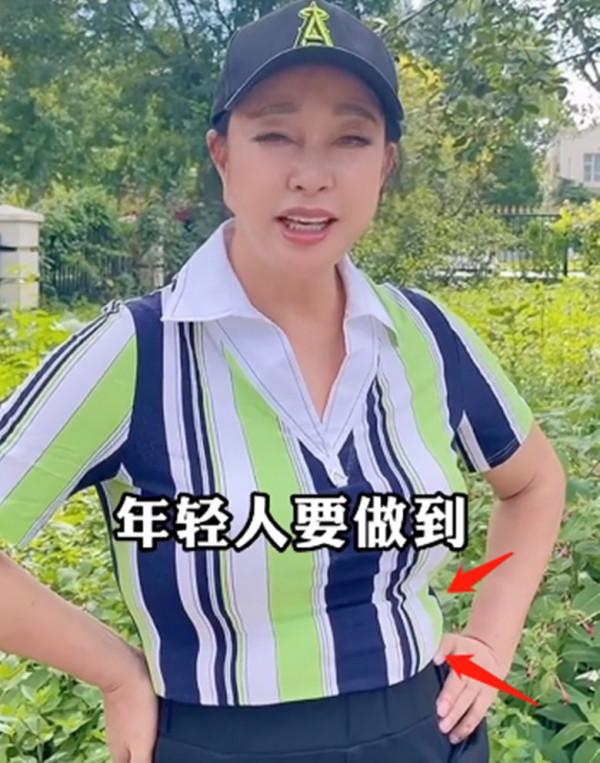 劉曉慶寫字的近照,體態分明就是老奶奶,硬要P的臉光滑無皺紋 劉曉慶寫字的近照,體態分明就是老奶奶,硬要P的臉光滑無皺紋