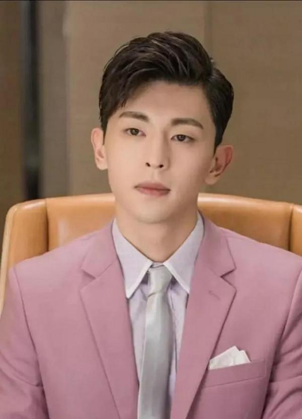 誰說粉色太“娘”？這13位粉衣造型又酷又颯，比女生還有氣質