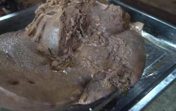 河北大哥在家賣小吃，60年不換湯，食客開豪車行駛40公里來吃