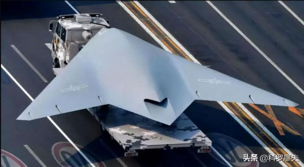 俄推出獵人-B無人機，扁形尾噴口隱身設計，終於攆上中國攻擊-11